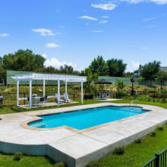Barred Rock Chateau: Private Bed & Pool