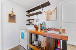 Pet-Friendly One-Bedroom Apartment in Downtown - Image 3