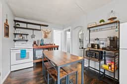 Pet-Friendly One-Bedroom Apartment in Downtown - Image 2