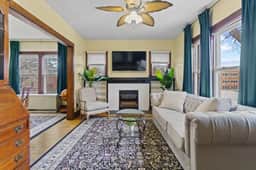 Chic Apt 5 blocks from Downtown w/Parking - Image 2