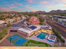Lux Resort - Pool, Pickleball, Hot Tub, and more! - Image 4