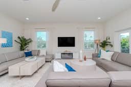 Spacious Beach Retreat, Sleeps 10 | Walk to Gulf - Image 2
