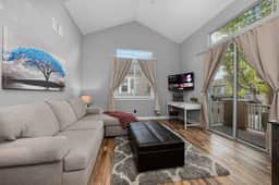 Elegant Touches Home for 6 w/Covered Free Parking - Image 4
