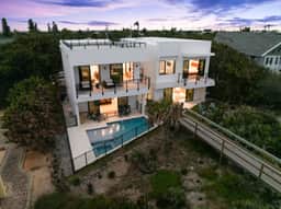 Melbourne Beachfront Pool & rooftop deck Sleeps 20 - Image 2