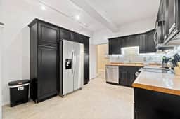 Historic Mansion Apartment 1 W Many Amenities. - Image 4