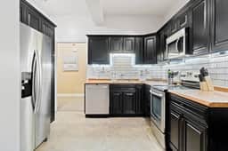 Historic Mansion Apartment 1 W Many Amenities. - Image 5