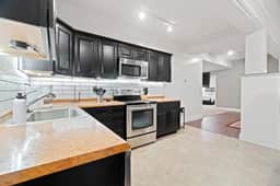Historic Mansion Apartment 1 W Many Amenities. - Image 3