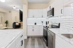 Historic Mansion Apt 2 in Downtown w/Free Parking - Image 4