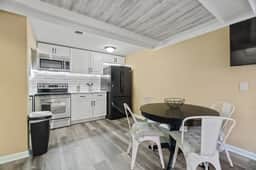Historic Mansion Apt 3 in Downtown w/Free Parking - Image 5