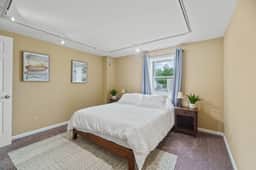 Historic Mansion Apt 3 in Downtown w/Free Parking - Image 2