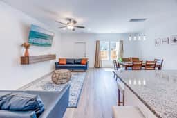 Contemporary 3BR Condo: Quick Drive to Downtown - Image 2