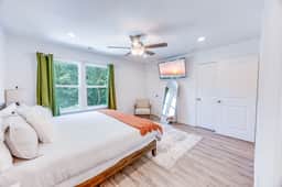 Contemporary 3BR Condo: Quick Drive to Downtown - Image 3