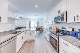 Contemporary 3BR Condo: Quick Drive to Downtown - Image 4