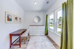 Contemporary 3BR Condo: Quick Drive to Downtown - Image 5