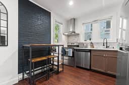 Brickhouse Apt w/Free Parking - Image 2