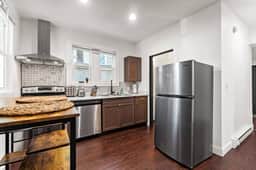 Brickhouse Apt w/Free Parking - Image 5