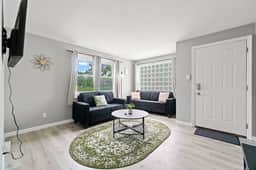 Downtown Apt w Free Parking near Electric Works - Image 2