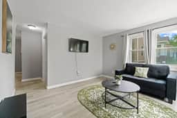 Downtown Apt w Free Parking near Electric Works - Image 4