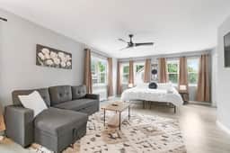 Downtown Studio w King Bed and Free Parking - Image 4