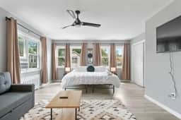 Downtown Studio w King Bed and Free Parking - Image 5