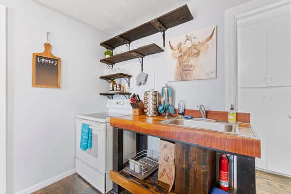Pet-Friendly One-Bedroom Apartment in Downtown - Image 3