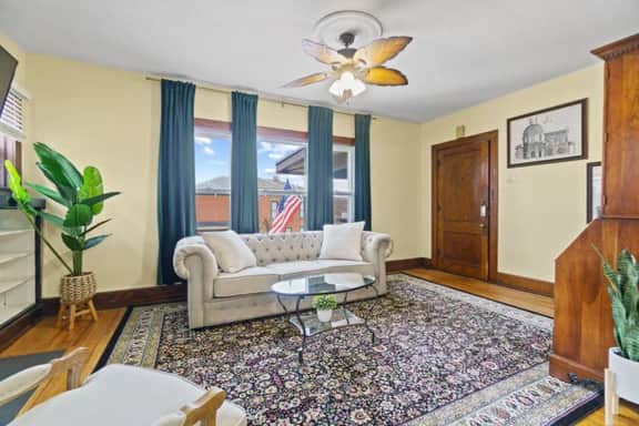 Chic Apt 5 blocks from Downtown w/Parking - Image 3