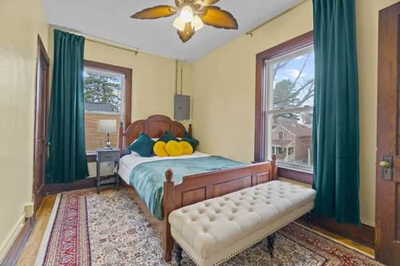 Chic Apt 5 blocks from Downtown w/Parking - Image 4