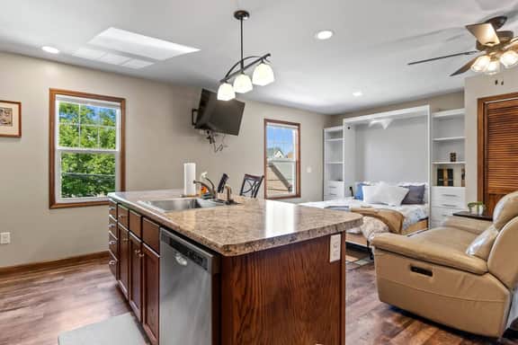 Downtown Studio w/Jacuzzi and Game Room! - Image 5