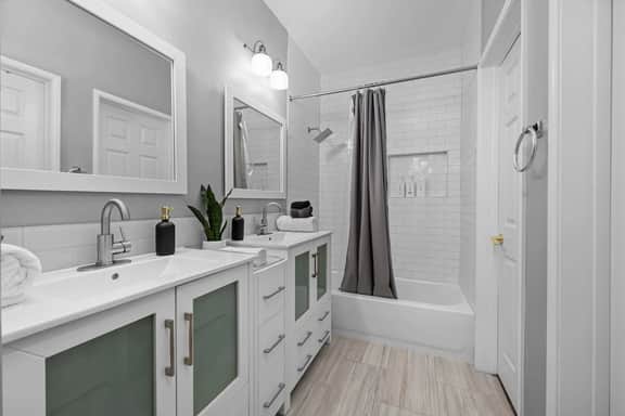 Elegant Touches Home for 6 w/Covered Free Parking - Image 5