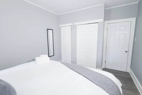 Pet Friendly 2 Bd Apt w/backyard near Downtown - Image 4