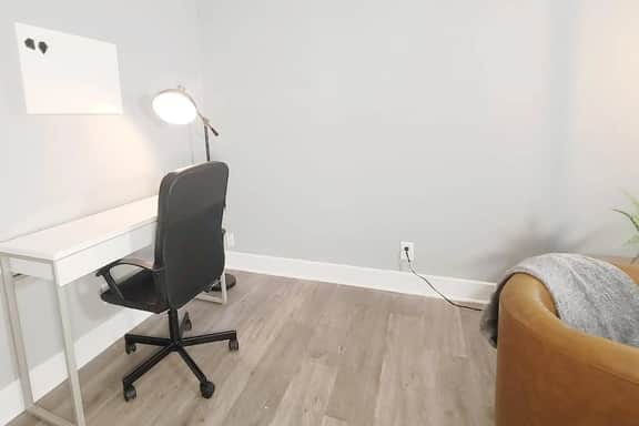 Pet Friendly Apt w/backyard near Downtown - Image 5
