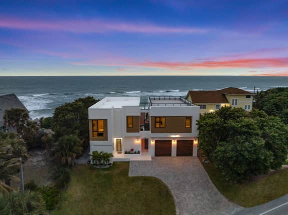 Melbourne Beachfront Pool & rooftop deck Sleeps 20 - Image 3