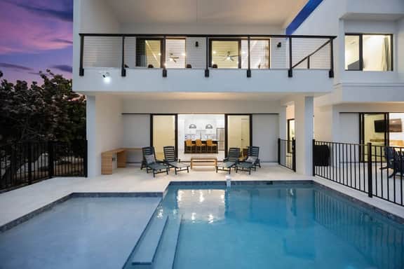 Melbourne Beachfront Pool & rooftop deck Sleeps 20 - Image 4