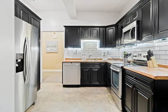 Historic Mansion Apartment 1 W Many Amenities. - Image 5