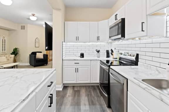 Historic Mansion Apt 2 in Downtown w/Free Parking - Image 4