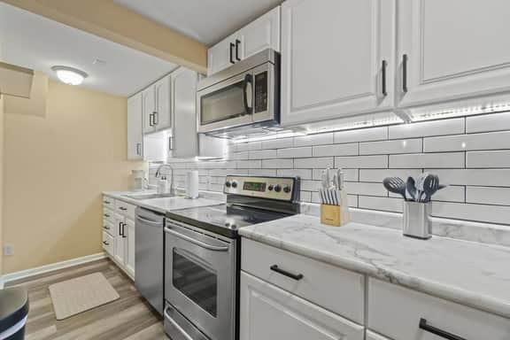 Historic Mansion Apt 3 in Downtown w/Free Parking - Image 3