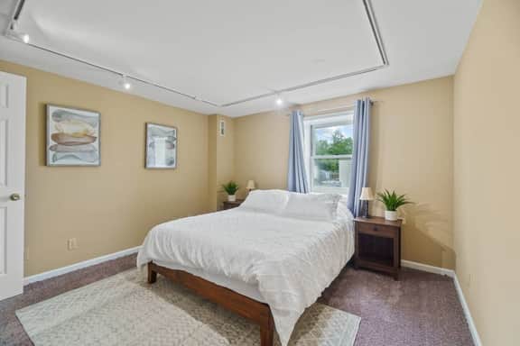 Historic Mansion Apt 3 in Downtown w/Free Parking - Image 2