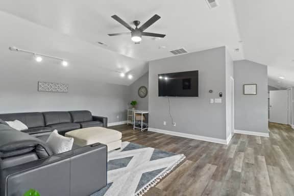Historic Mansion Penthouse Apt w/CityViews - Image 4