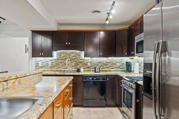 Historic Mansion Apt 4 w/Ping-Pong & Free Parking - Image 4