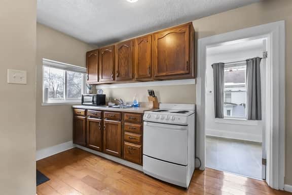 Pet Friendly Apt w/ Fenced Yard - Image 4