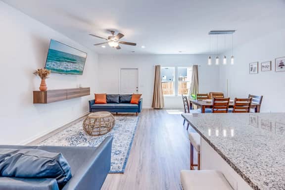 Contemporary 3BR Condo: Quick Drive to Downtown - Image 2