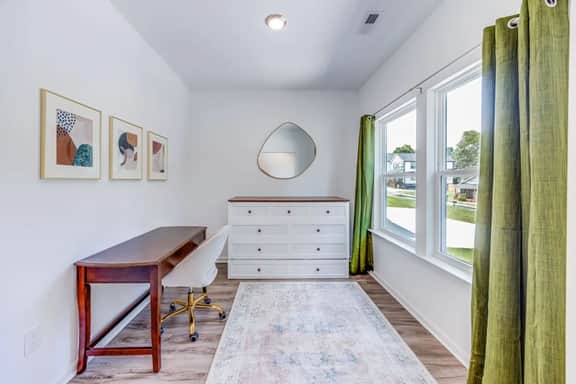 Contemporary 3BR Condo: Quick Drive to Downtown - Image 5