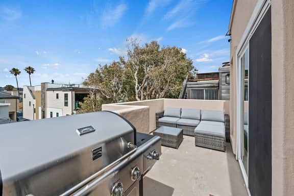 Just a few steps from the Beach w/Free Parking! - Image 3