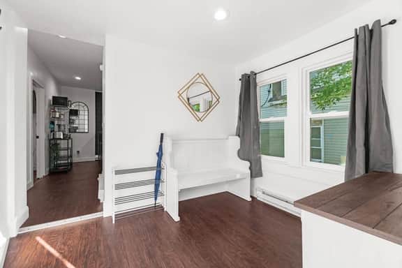Brickhouse Apt w/Free Parking - Image 3