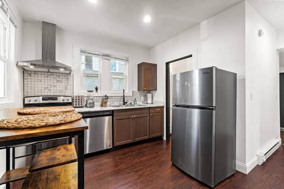 Brickhouse Apt w/Free Parking - Image 5