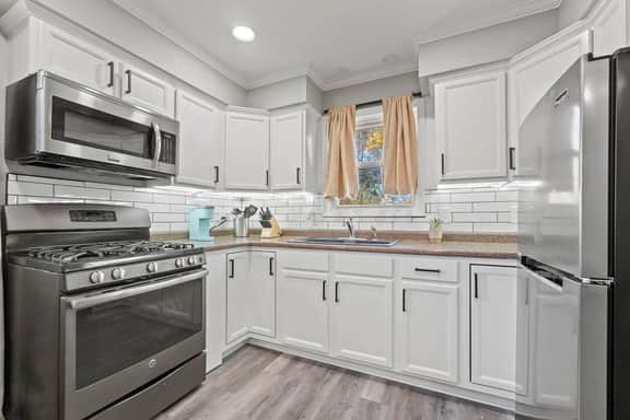 Apt w/King Bed, Free Parking, by Electric Works! - Image 5