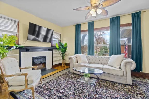 Chic Apt 5 blocks from Downtown w/Parking - Image 1