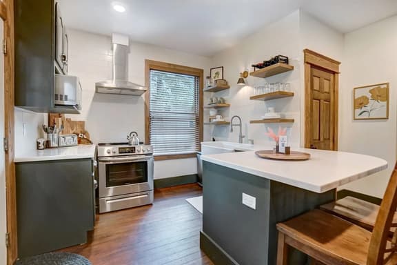 Pet/Family Friendly Home for 9+ - Image 1