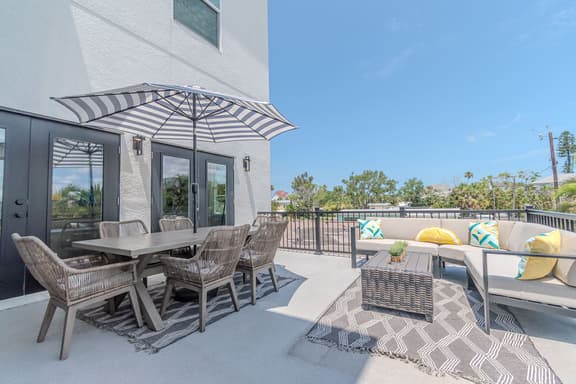 Spacious Beach Retreat, Sleeps 10 | Walk to Gulf - Image 1