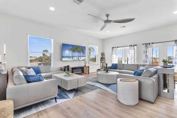 3 Blocks to Redington Beach | Sleeps 10, 6BR - Image 1